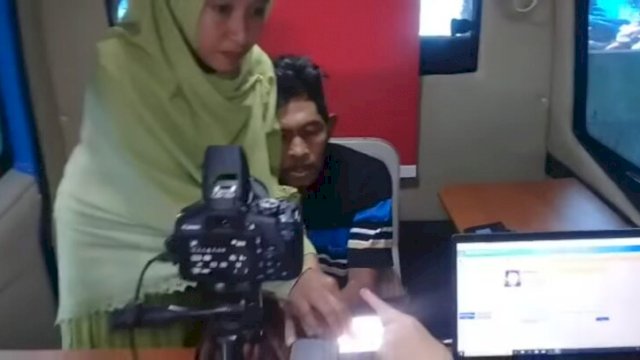 Potongan video Amiluddin saat menjalani rangkaian perekaman e-KTP di Kantor Disdukcapil Bulukumba, Selasa (15/03/3022). (SC Facebook)