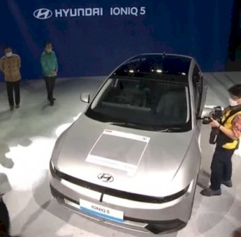 Presiden Jokowi Resmikan Mobil Listrik Pertama Produksi Dalam Negeri