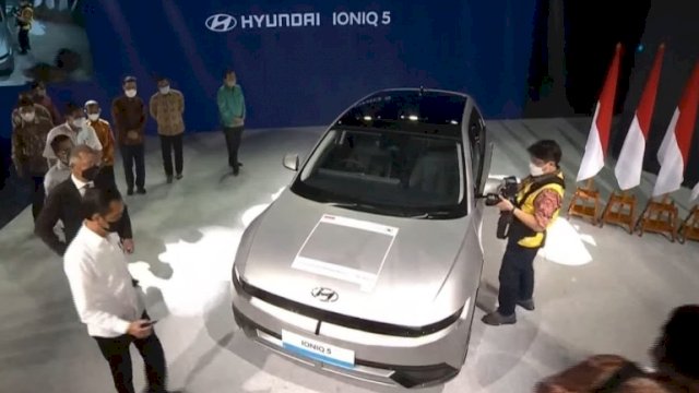 Presiden Joko Widodo saat meresmikan mobil listrik pertama yang dibuat di Indonesia, Rabu (16/3/2022). (Foto: Istimewa) 