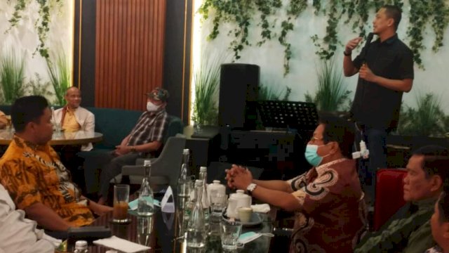 Mizar Roem saat menyampaikan sambutan dalam silaturahmi 35 cabang olahraga jelang Musorprov KONI Sulsel di The Icon Cafe and Resto, Makassar, Rabu (16/3/2022) malam. (Foto: Istimewa)