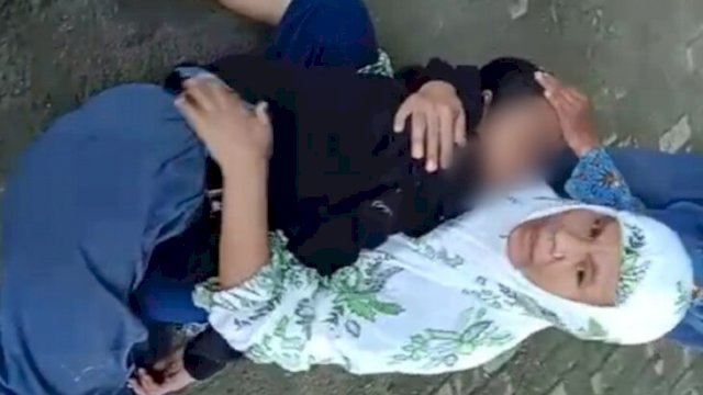 Potongan Gambar dalam video viral di Jeneponto Sulawesi Selatan. Seorang siswi nekat mencoba bunuh diri. (Sc. WhatsApp)