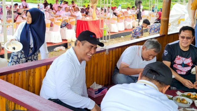 Ketua IKA Unhas, Andi Amran Sulaiman bercengkerama dengan sejumlah alumni Unhas saat acara pembubaran panitia Mubes IKA Unhas belum lama ini. (Foto: Istimewa)