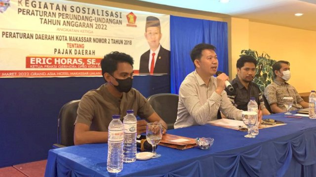 Anggota DPRD Makassar, Eric Horas saat menyosialisasikan Perda Nomor 2 Tahun 2018 tentang Pajak Daerah, Sabtu (19/3/2022). (Foto: Istimewa)