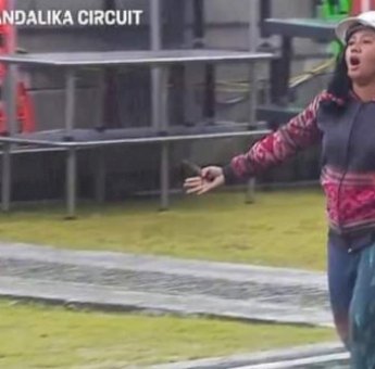 Ini Dia Sosok Mbak Rara, Pawang Hujan yang Viral di Sirkuit Mandalika