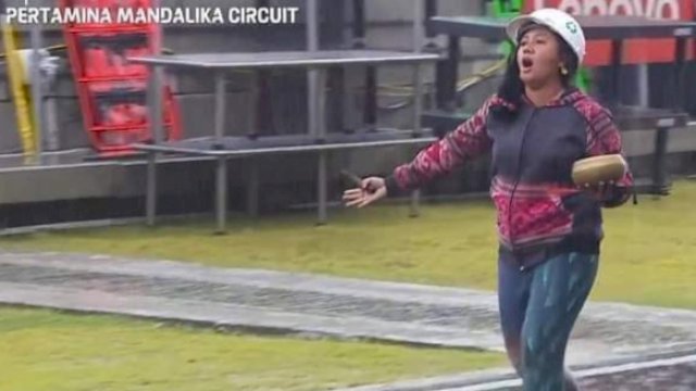 Rara Isti Wulandari saat bertugas sebagai pawang hujan pada ajang MotoGP Pertamina Grand Prix of Indonesia di Sirkuit Mandalika, Minggu (20/3/2022). (Foto: Twitter)