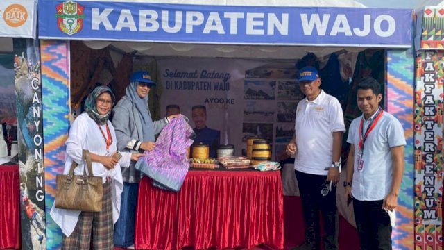 Bupati Wajo, Amran Mahmud saat mengunjungi stan Pemkab Wajo di sekitar area Sirkuit Mandalika, Sabtu (19/3/2022). (Foto: Istimewa)