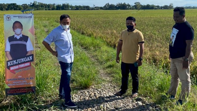 Anggota DPRD Sulsel, Fachruddin Rangga saat melakukan kunjungan dapil di Kecamatan Galesong, Takalar, Minggu (20/3/2022). (Foto: Istimewa)