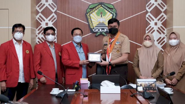 Bupati Gowa, Adnan Purichta Ichsan saat menerima kunjungan Dekan FT Unhas dan jajarannya, Selasa (22/3/2022). (Foto: Istimewa)