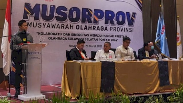Ketua KONI Sulsel terpilih, Yasir Machmud (kiri) saat memberikan sambutan dalam acara Musorprov KONI Sulsel di Hotel Novotel, Makassar, Jumat (25/3/2022). (Foto: Istimewa)