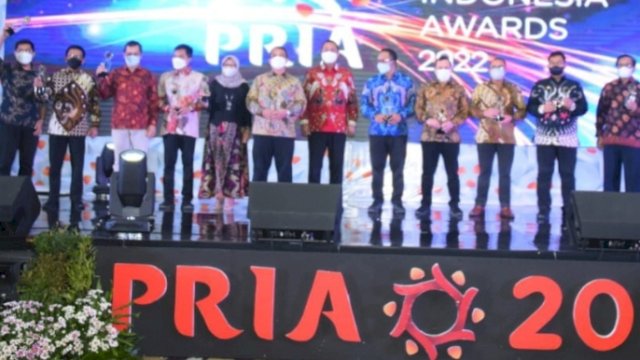 Penyerahan penghargaan untuk Kementerian PUPR oleh Wali Kota Semarang, Hendrar Prihadi, Jumat (25/3/2022). (Foto: Istimewa)