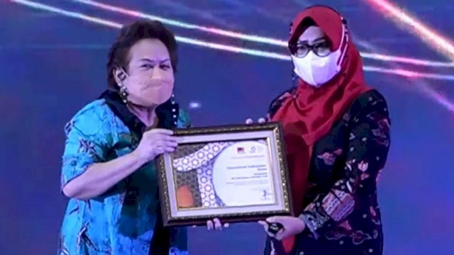 Sekretaris Daerah Kabupaten Gowa, Kamsina (kanan) saat menerima penghargaan PRIA 2022 di Semarang, Jawa Tengah, Jumat (25/3/2022). (Foto: Istimewa)