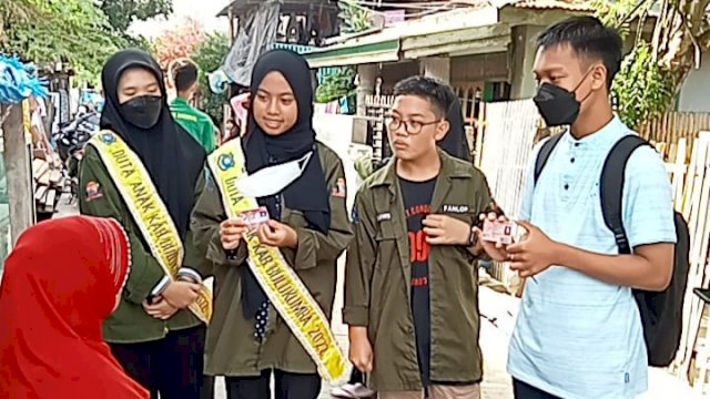 Forum Anak Panrita Lopi Bulukumba memberikan edukasi kepada warga untuk meningkatkan kesadaran akan kepemilikan administrasi kependudukan, Minggu (28/03/2022). (Ist)