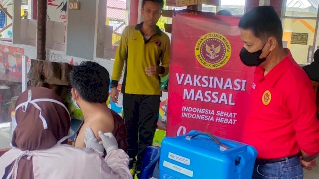 Kegiatan vaksinasi yang digelar oleh BIN Daerah Sulawesi Barat di Rumah Tahanan Polman, Senin (28/3/2022). (Foto: Istimewa)