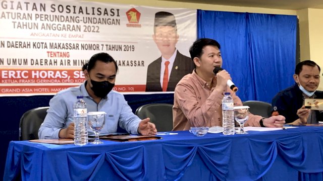 Anggota DPRD Makassar, Eric Horas saat menyosialisasikan Perda Nomor 7 Tahun 2019 tentang Perumda Air Minum Kota Makassar, Senin (28/3/2022). (Foto: Istimewa)