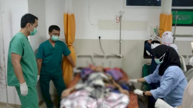 Bapak Lala Abdullah mendapatkan perawatan medis di RSUD Labuang Baji Kota Makassar, Sabtu (19/03/2022). (Istimewa)