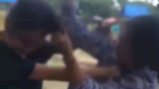 Foto Tangkapan Layar Video yang mempertontonkan dua anak remaja adu jotos. (Istimewa)