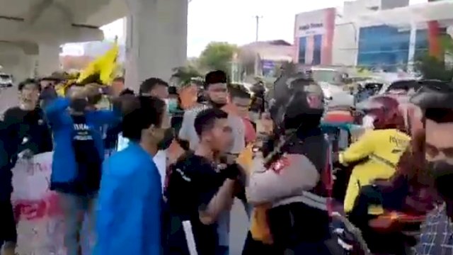 Ricuh aksi demonstrasi sekelompok mahasiswa dengan kepolisian di Kota Makassar