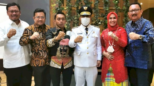 Gubernur Sulsel definitif, Andi Sudirman Sulaiman berfoto bersama pimpinan DPRD Sulsel usai pelantikan, Kamis (10/3/2022). (Foto: Istimewa)