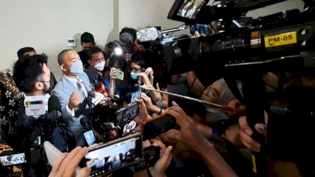 Frank Hutapea saat diwawancarai awak media. (Foto: Instagram @hotmanparisofficial)