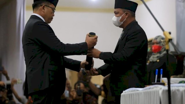 Bupati Luwu Timur, Budiman dan Ketua DPRD yang baru dilantik, Aripin.