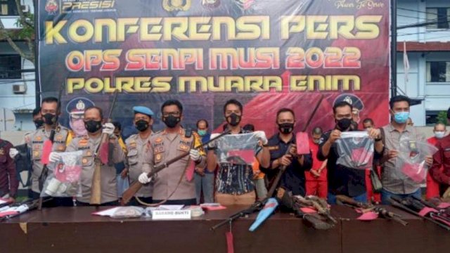 71 Pucuk Senjata Api barang bukti Ops Senpi Musi 2022, diamankan di Mapolres Muara Enim, Jumat (04/03/2022). (Istimewa)