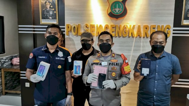 Kapolsek Cengkareng Jakarta Barat Kompol Ardhie Demastyo, memimpin Press Confrence pencurian HP di Polsek Cengkareng, Jumat (04/03/2022). (Istimewa)