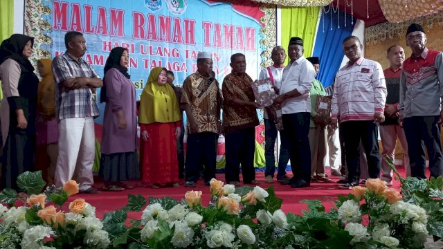 Bupati Buteng H. Samahuddin, SE saat menyerahkan sertifikat tanah kepada masyarakat di acara puncak HUT ke-20 Kecamatan Talaga Raya, Minggu (20/03/2022).