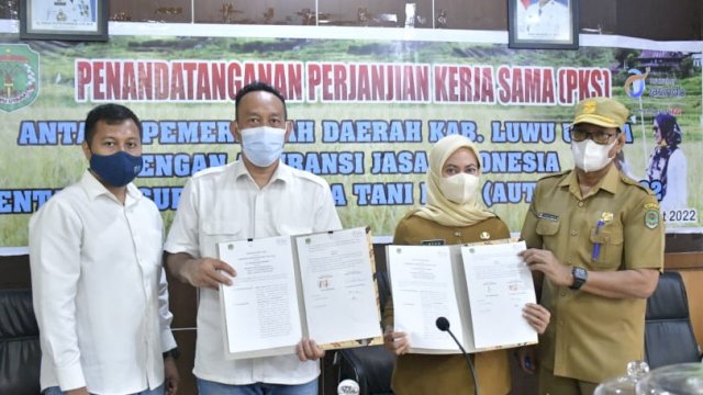 Bupati Luwu Utara Indah Putri Indriani bersama Branch Manager PT. Jasindo Tony Hendrawan menandatangani perjanjian kerjasama untuk memberi perlindungan lahan pertanian masyarakat Luwu Utara.