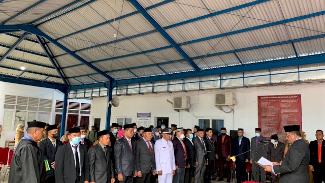 Bupati Buteng H. Samahuddin, SE saat melantik pejabat lingkup Pemda Buteng, Senin (28/03/2022).
