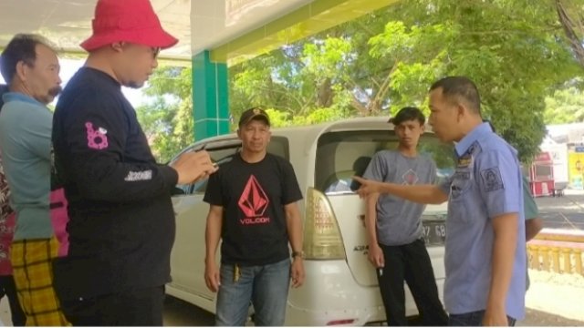 Sejumlah pekerja bangunan Puskesmas Togo-togo saat, Kamis (31/03/2022). (Foto: Andi Nurul Gaffar/Republiknews.co.id) 