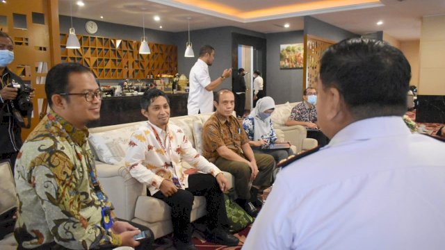 Sekda prov Sulsel Abdul Hayat Gani bersama sejumlah Kepala Dinas Lingkup Pemerintah Provinsi Sulsel mengadakan Rapat dengan Satgasus Tipidkor Polri atas kelangkaan minyak goreng di Sulsel,,, Rabu (30/03/2022). (Istimewa)
