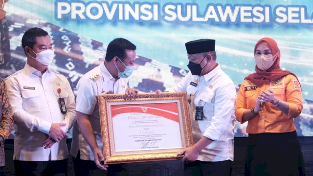 Wakil Bupati Gowa Abd. Rauf Malaganni saat menerima penghargaan Pencapaian Kinerja Pembangunan Daerah Provinsi Sulawesi Selatan Tahun 2018-2021, di Claro Hotel Makassar, Rabu (30/03/2022. (Istimewa)