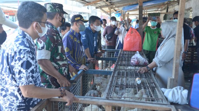 Pj Sekda Basir Bohari, saat memantau pasar induk Karisa di dampingi satpol PP, polri dan TNI, Kamis (31/03/2022). (Istimewa)