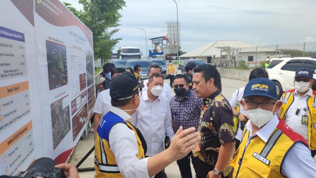 Rombongan Komisi V DPR RI yang Pimpin oleh Wakil Ketua Komisi V Andi Iwan Darmawan Aras, saat meninjau pembebasan lahan Tol Makassar New Port, Kamis (31/03/2022). (Istimewa)