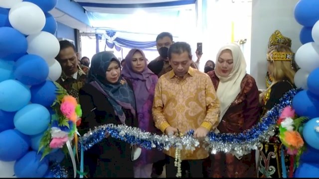 Wagub Kaltim Hadi Mulyadi, memotong pita peresmian Klinik Gigi Sutarman Dental Care, Kamis (31/03/2022). (Istimewa)