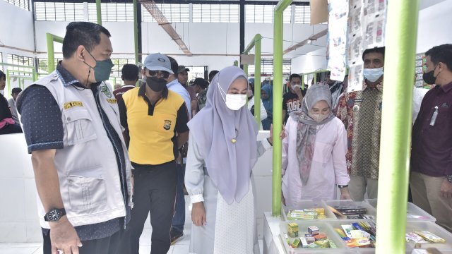 Bupati Luwu Utara Indah Putri Indriani, menjau langsung aktifitas Pasar Rakyat Ammasangan di Kecamatan Malangke Barat usai di resmikan. Jumat (01/04/2022).