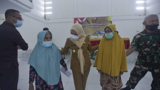 Bupati Luwu Utara, Indah Putri Indriani berbincang denga masyarakat penerima bantuan langsung tunai program BTPKLWN. Senin (18/04/2022)