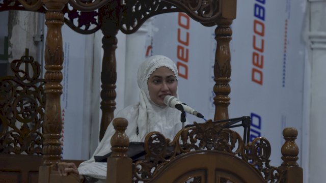 Bupati Luwu Utara, Indah Putri Indriani menghadiri Peringatan Nuzulul Quran bersama warga di Kecamatan Malangke. Senin (18/4/2022)