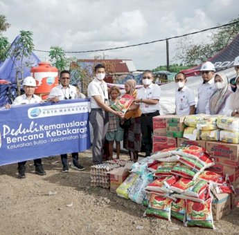 Bentuk Kepedulian, Pejabat Direksi PDAM Makassar Salurkan Bantuan ke Korban Kebakaran di Buloa