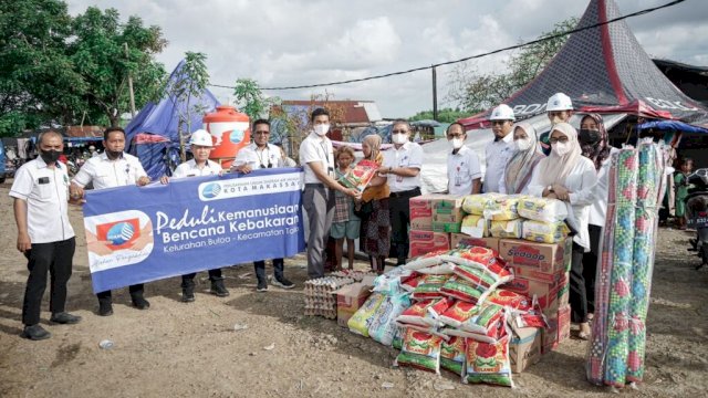 Pejabat Direksi Perumda Air Minum Kota Makassar, saat menyalurkan bantuan sembako untuk korban banjir di Kelurahan Buloa, Kecamatan Tallo, Kota Makassar, Rabu (02/02/2022). (Istimewa)