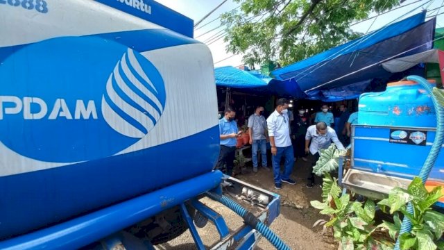 Mobil Tangki PDAM Kota Makassar menyalurkan Air Bersih di Pasar Pa’baeng Baeng, Selasa (08/02/2022). (Istimewa)