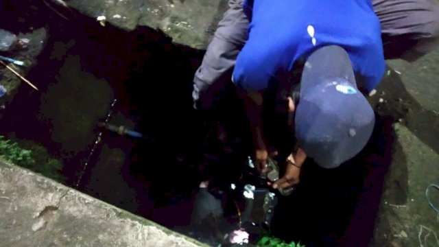Petugas Teknik PDAM Kota Makassar saat mengerjakan Pipa yang bocor di Jalan Kubis Lorong 4 yang tembus Jalan Mentimun, Rabu (09/02/2022). (Istimewa)