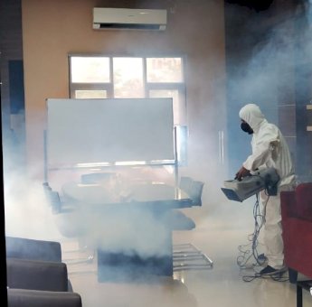 Cegah Penyebaran Omicron, PDAM Makassar Lakukan Fogging Disenfektan di Ruang Kerja Kantor