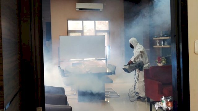 Cegah Penyebaran Omicron, PDAM Makassar Lakukan Fogging Disenfektan di Ruang Kerja Kantor