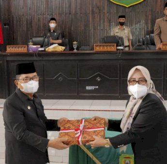 Paripurna DPRD, Wali Kota Palopo Terima Draf Penetapan Program Pembentukan Perda 2022