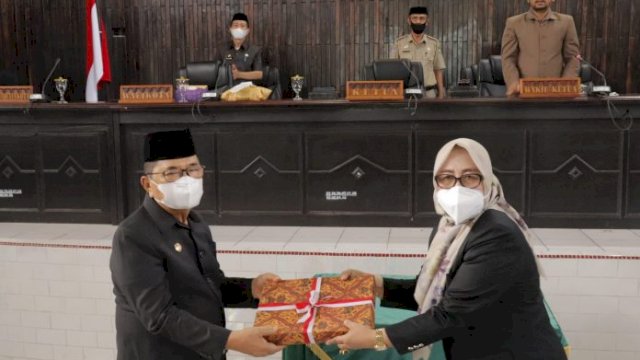 Paripurna DPRD, Wali Kota Palopo Terima Draf Penetapan Program Pembentukan Perda 2022