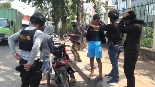 Polsek Cengkareng memeriksa pelajar yang berkeliaran di Jam Sekolah, hal ini dilakukan untuk mengantisipasi penggunaan sajam, Kamis (31/03/2022). (Istimewa)