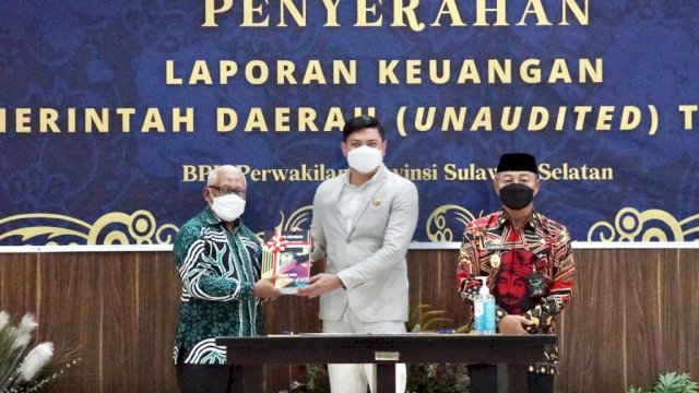 Bupati Gowa Adnan Purichta Ichsan, saat menyerahkan LKPD Pemkab Gowa TA 2021 di Aula BPK Sulsel, Kamis (31/03/2022) kemarin. (Istimewa)