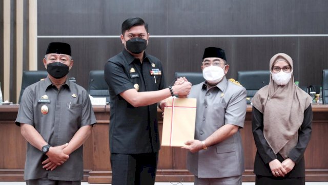 Bupati Gowa Adnan Purichta Ichsan, saat menghadiri Rapat Pemandangan Umum Fraksi-Fraksi DPRD Kabupaten Gowa di Ruang Rapat Paripurna DPRD Kabupaten Gowa, Jum'at (01/04/2022). (Istimewa)