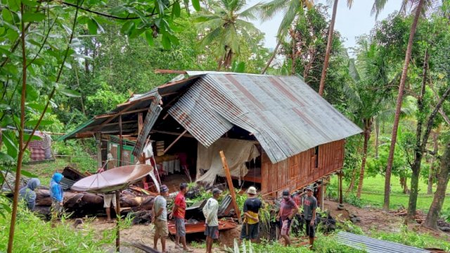 Salah satu rumah warga akibat yang rusak akibat Angin Kencang di Kabupaten Sinjai, Kamis (31/03/2022). (Foto: Asrianto / Republiknews.co.id)